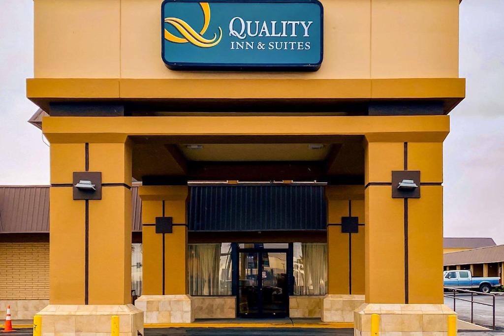 Quality Inn & Suites Airport Main image 1